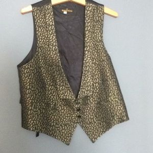 Neiman Marcus vest 2 pockets, 3 buttons excellent